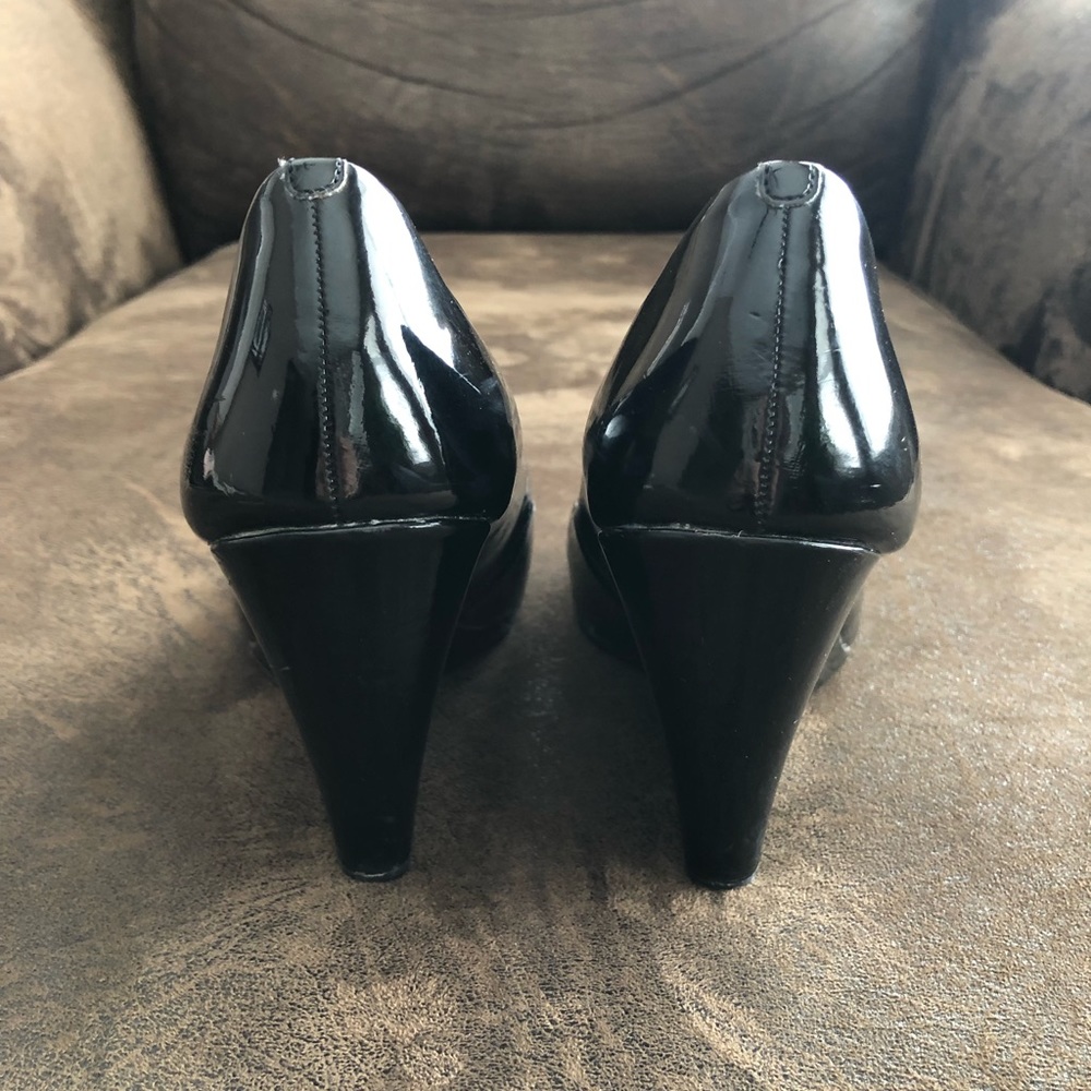ALDO -7.5- Pretty Patent Peep Toe Wedge Heel in black - Picture 3 of 13